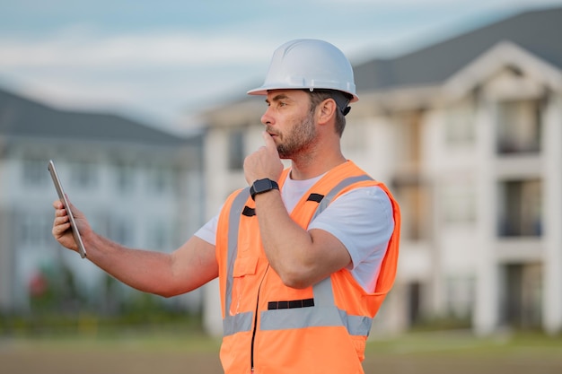 Constructeur sur site construction homme ouvrier dans un casque ouvrier du bâtiment dans un casque à la construction ne