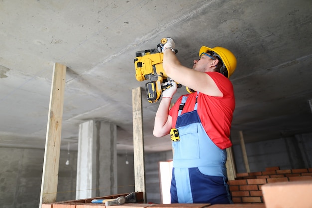 Le constructeur travaille avec un équipement spécial au plafond