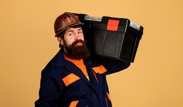 Constructeur de travailleurs manuels avec boîte pour instruments outils pour réparation réparateur dans un casque de sécurité avec