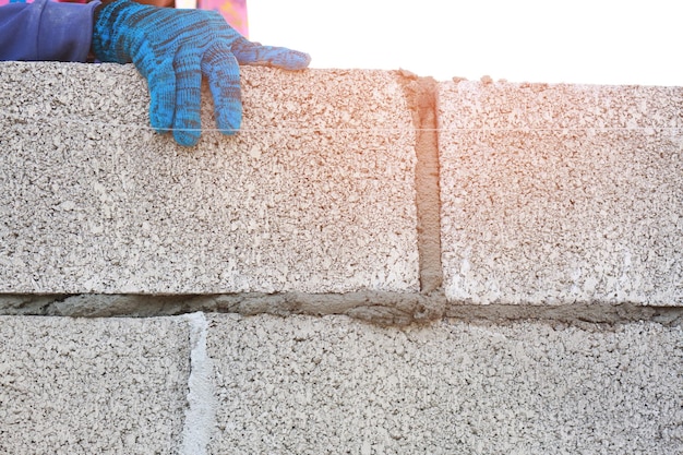 Les constructeurs fabriquent des linteaux en béton prêts à construire un mur de briques