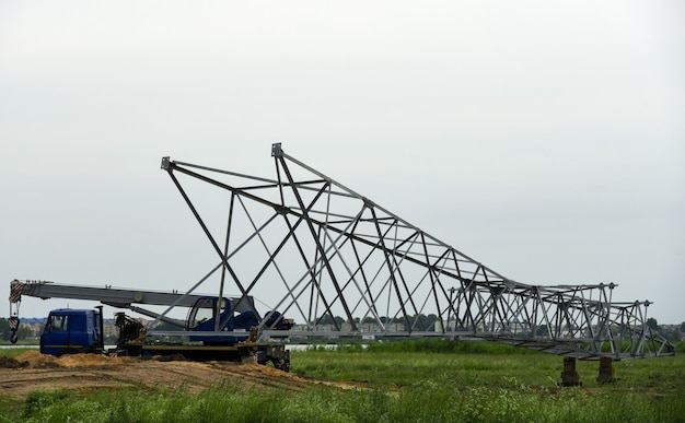 Les constructeurs installent une tour de ligne électrique.