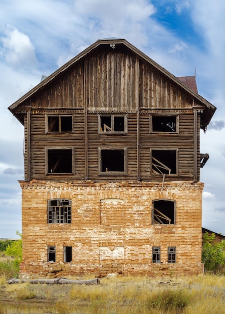 La construction d'un ancien moulin abandonné à la campagne