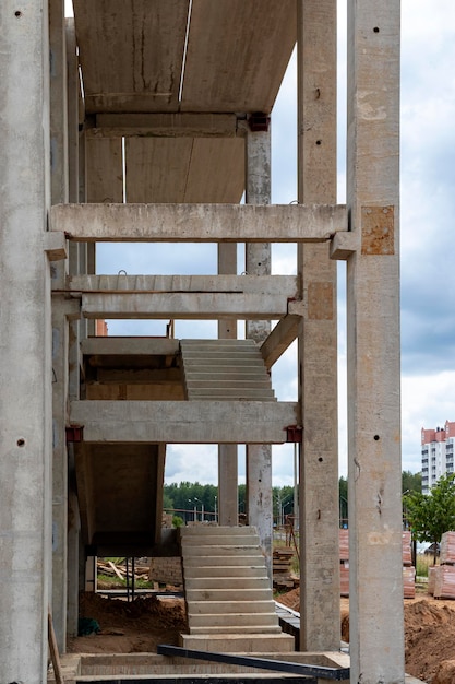 Photo construction d'un bâtiment en béton armé eléments d'une maison en béton eléments de structure chantier fondations et grillages