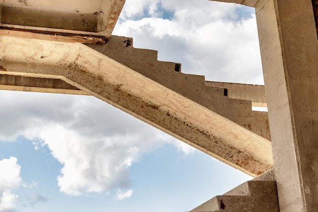 Construction d'un bâtiment en béton armé Eléments d'une maison en béton Eléments de structure Chantier Fondations et grillages