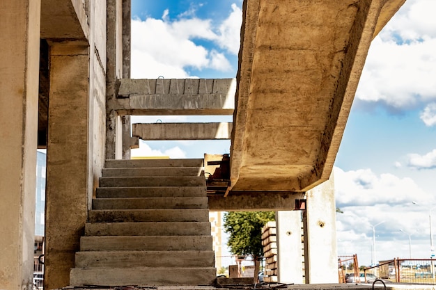 Construction d'un bâtiment en béton armé Eléments d'une maison en béton Eléments de structure Chantier Fondations et grillages