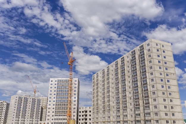 Construction d'un bâtiment à plusieurs étages et de grandes grues