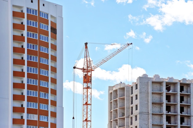 La construction d'un bâtiment à plusieurs étages avec grue de construction.