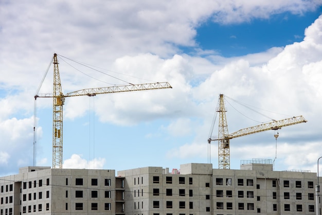 Construction de bâtiments à plusieurs étages dans la ville