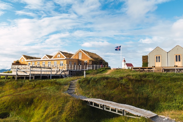 Construction en bois d'un camping en Islande avec un drapeau et une église