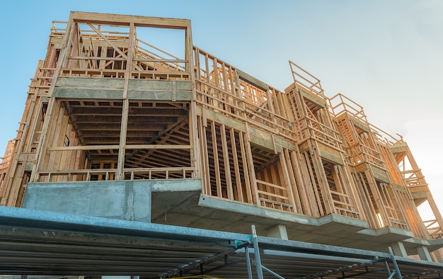 Construction en bois, structure antisismique résistante.