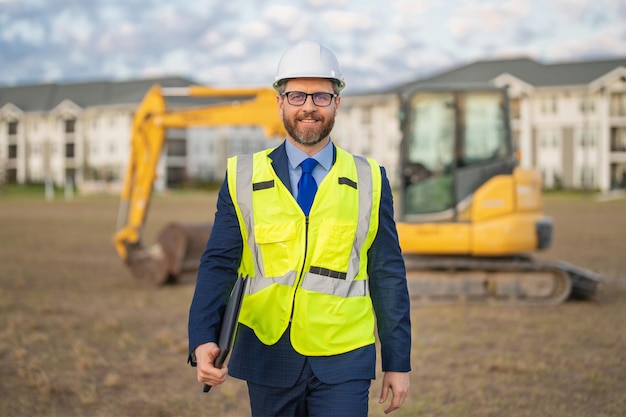 Construction builder manager ou superviseur sur un chantier de construction portrait du directeur de la construction w