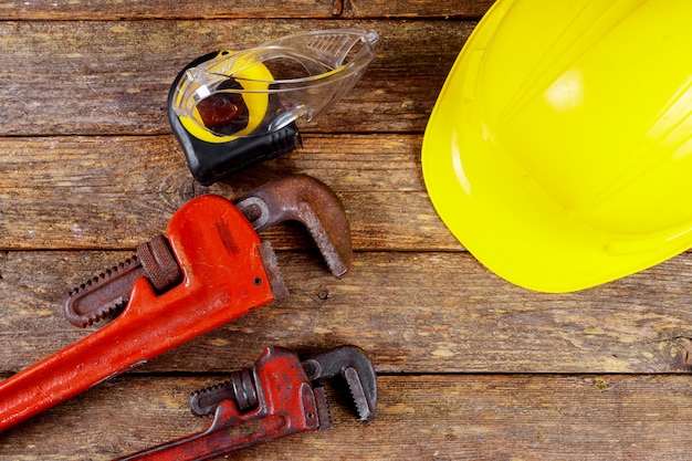 Construction d'un casque jaune et de gants de travail en cuir et d'une clé