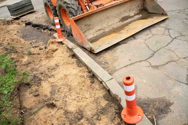 Construction d'un chemin piétonnier Pose de dalles de granit sur sol sablonneux et remplacement des trappes d'égouts Amélioration des zones urbaines et renouvellement des infrastructures