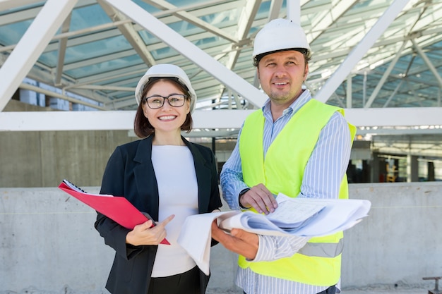 Construction, constructeurs homme et femme sur chantier