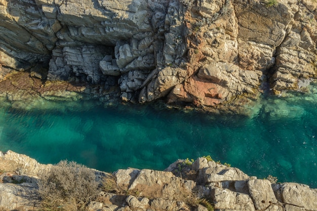 Construction avec côte rocheuse et mer translucide