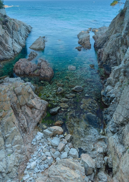 Construction avec côte rocheuse et mer translucide