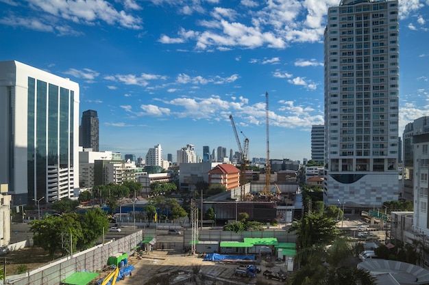 En construction dans le centre-ville de la ville avec un immeuble de grande hauteur autour