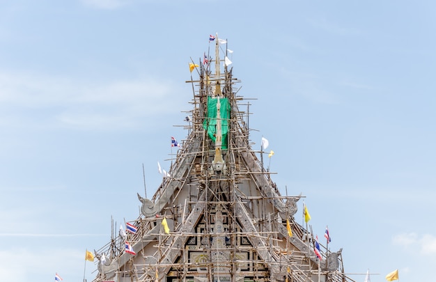 Construction du temple avec fond de ciel bleu.