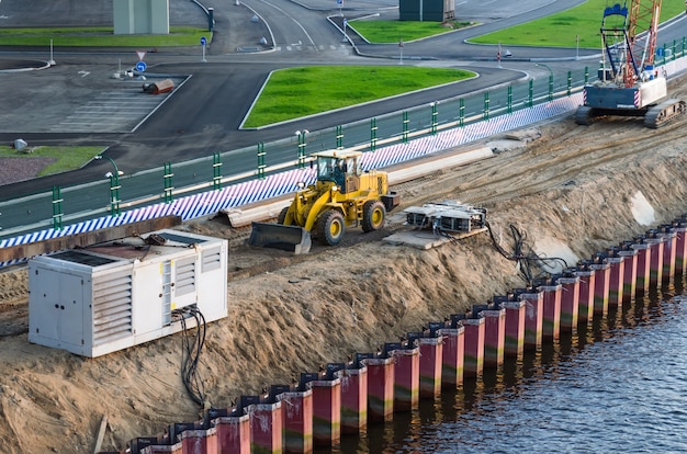 Construction d'un front de mer sur la plage.