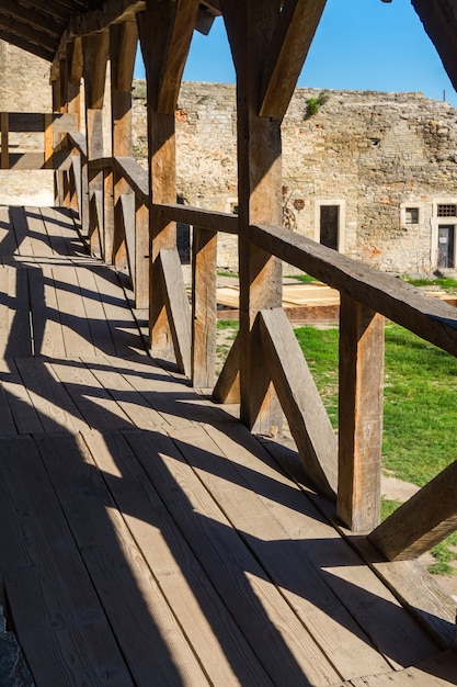 Construction géométrique d'une terrasse en bois dans une ancienne forteresse