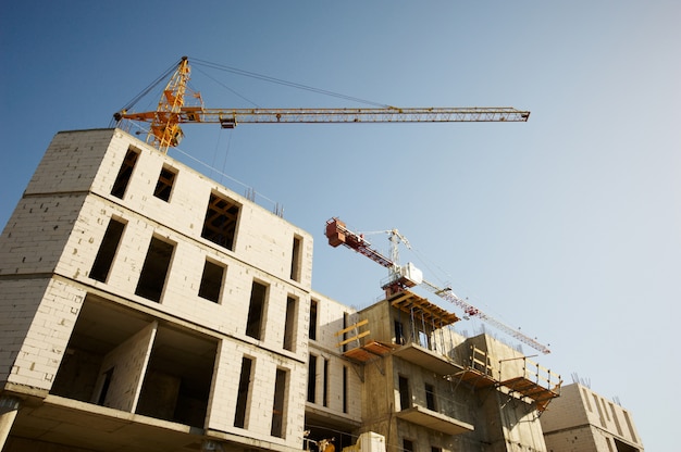 Construction d'un gratte-ciel par des grues