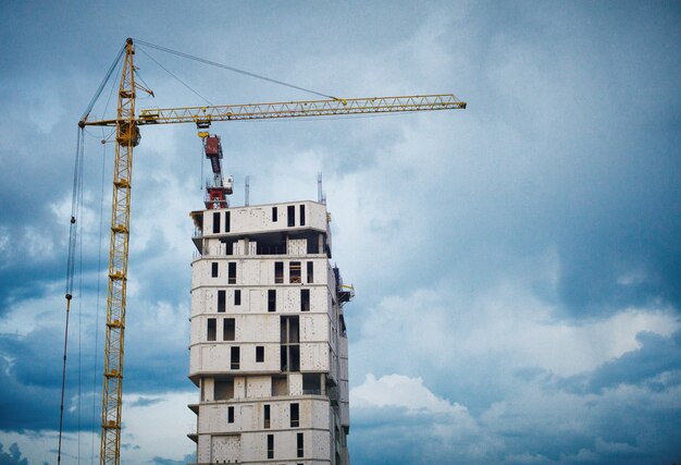 Construction d'un gratte-ciel par des grues