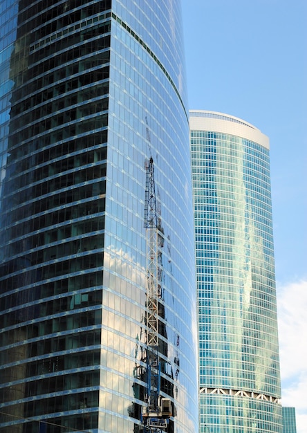 Photo construction de gratte-ciel en verre, acier et béton d'un complexe du centre d'affaires