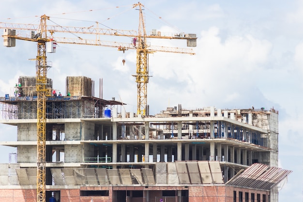 construction de grue sur chantier