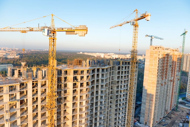 Construction avec grues et ouvriers sur chantier industriel