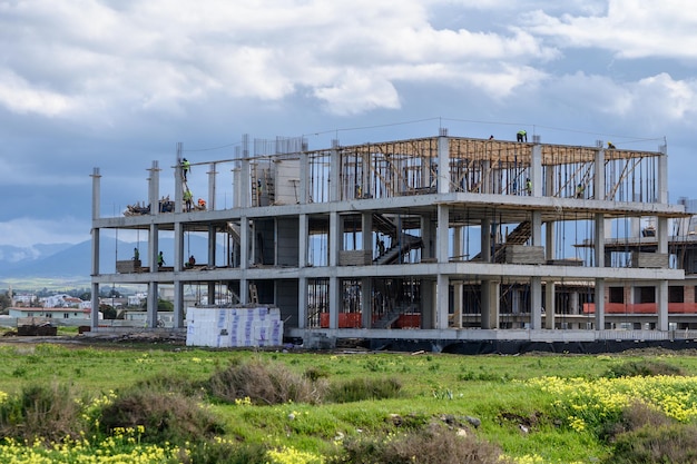 construction d'un immeuble résidentiel à Chypre près de la mer 1