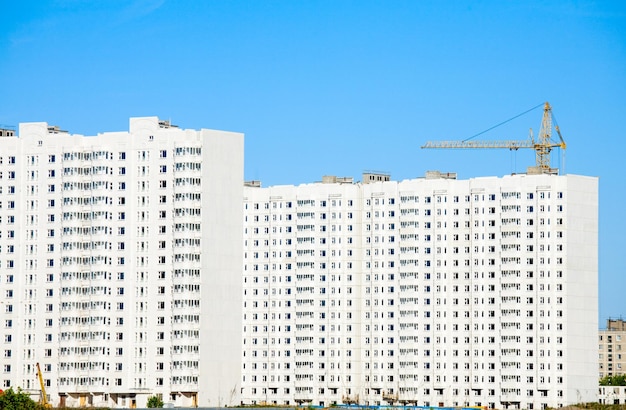 Construction d'immeubles à appartements dans la banlieue de Moscou