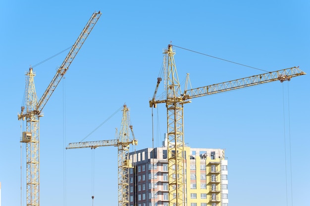 Construction d'immeubles de grande hauteur avec l'aide de bâtiments rouges Construction inachevée