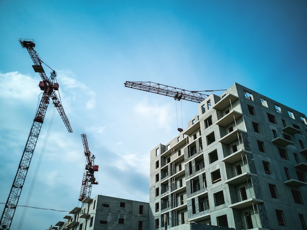 Construction d'immeubles de grande hauteur en panneauxGrues à tour sur le chantier