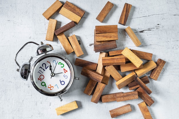 Construction Jenga tour et horloge sur table en bois