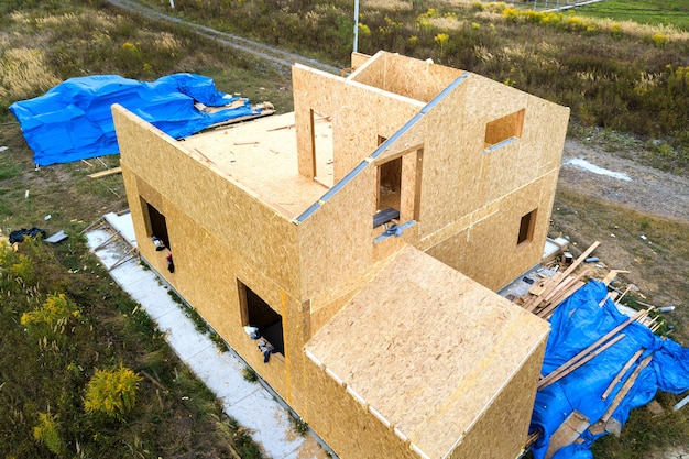 Construction d'une maison modulaire neuve et moderne. Murs fabriqués à partir de panneaux composites en bois avec isolation en polystyrène à l'intérieur. Construire un nouveau cadre de concept de maison économe en énergie.