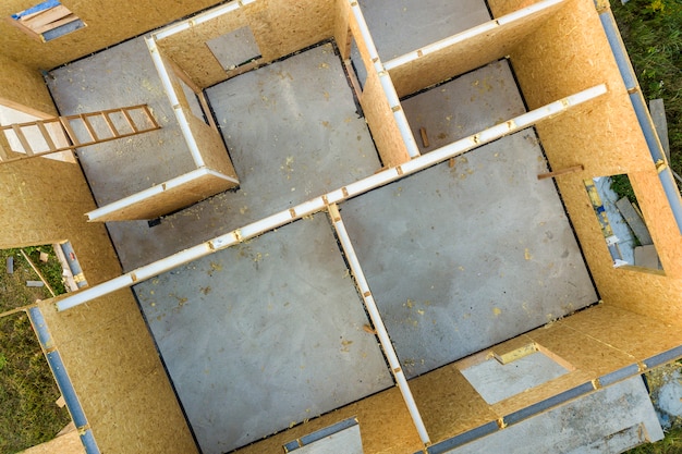 Construction d'une maison modulaire neuve et moderne. Murs en panneaux de gorgée en bois composite avec isolation en polystyrène à l'intérieur. Construction d'un nouveau cadre de maison éconergétique.