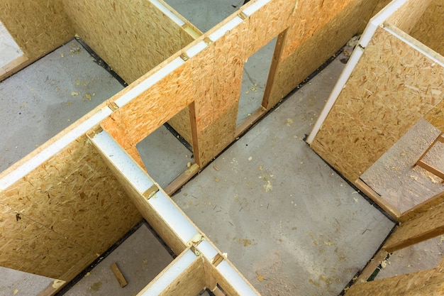 Construction d'une maison modulaire neuve et moderne. Murs en panneaux de gorgée en bois composite avec isolation en polystyrène à l'intérieur. Construire un nouveau cadre de concept de maison économe en énergie.