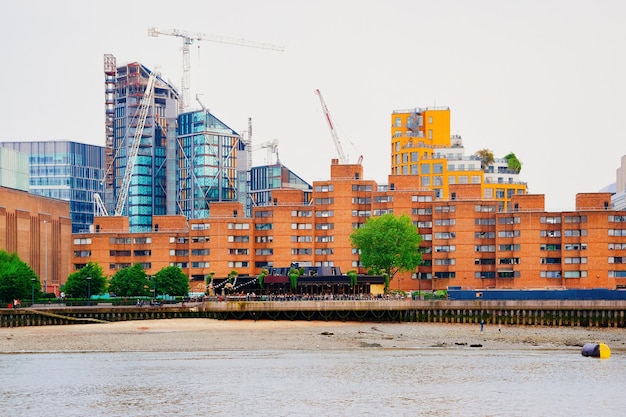 Construction d'une maison résidentielle d'appartements et d'une architecture plate à Victoria Embankment près de la rivière Thames dans la ville de Londres au Royaume-Uni. Paysage urbain avec des bâtiments du centre-ville modernes anglais et de l'eau