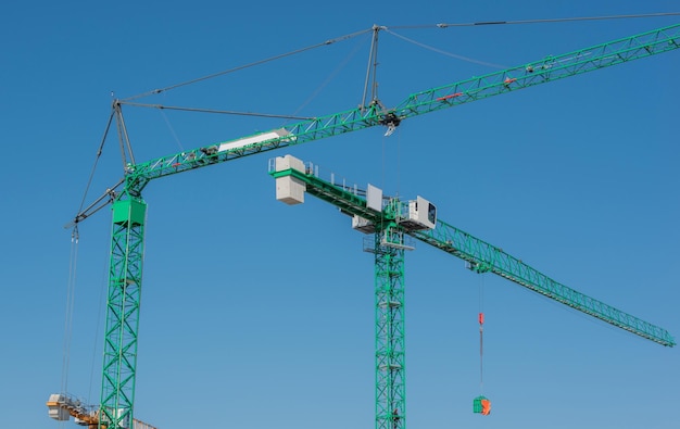 Construction mobile et grue à tour sur un chantier de construction pour la construction de bâtiments