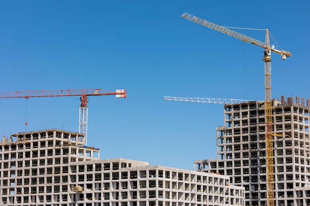 Construction d'un monolithe de bâtiment résidentiel ou d'un cadre d'ingénierie d'un immeuble d'appartements