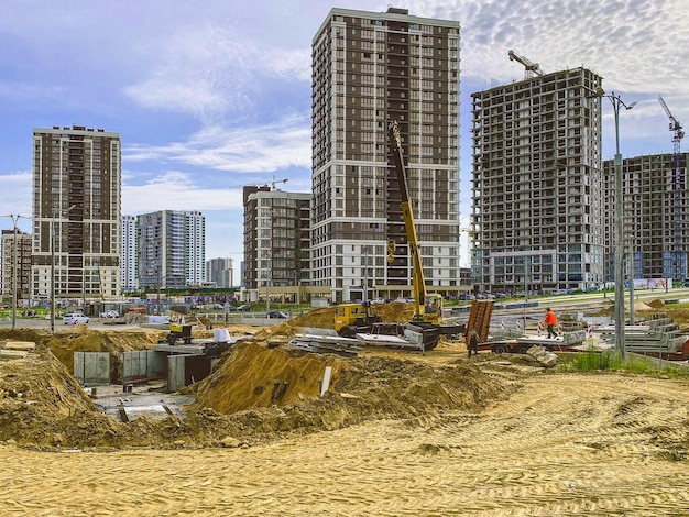 Photo construction d'un nouveau quartier dans la ville érection de hauts immeubles à plusieurs étages