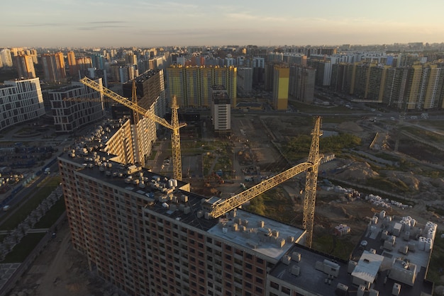 Construction d'un nouveau quartier résidentiel Maisons à plusieurs étages Plusieurs grues