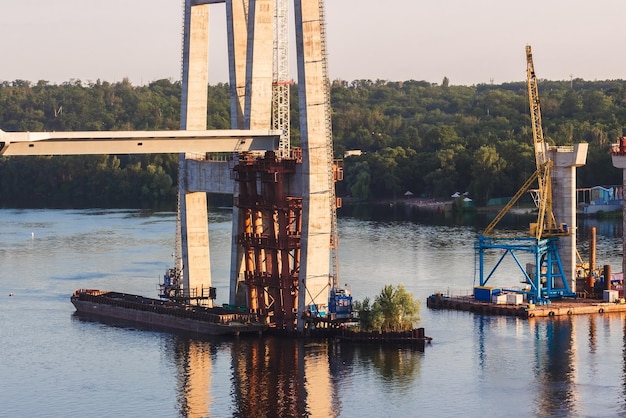 Construction de nouveaux ponts sur le Dniepr à Zaporozhye. Ukraine. Paysage de la ville.