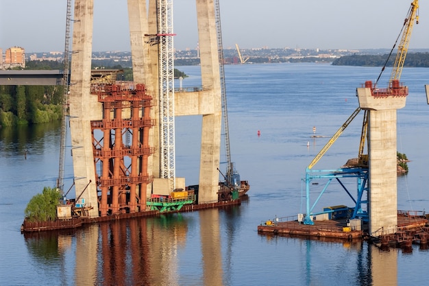 Construction de nouveaux ponts sur le fleuve Dniepr à Zaporozhye, en Ukraine. Paysage de la ville.