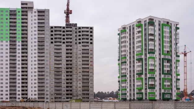 Construction d'un nouvel immeuble résidentiel à plusieurs étages dans un complexe d'appartements. Génie civil moderne.