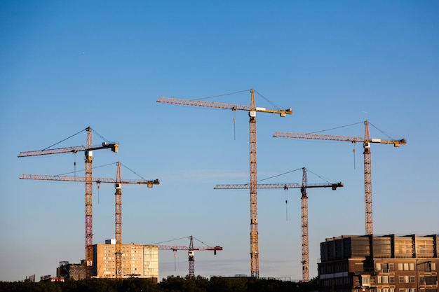 Construction d'une nouvelle maison avec échafaudage et grues