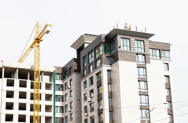 Construction d'une nouvelle maison avec une grue et des ouvriers