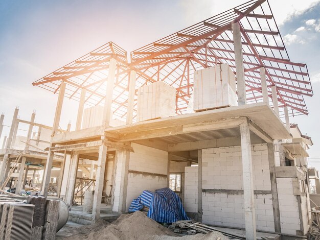 Construction d'une nouvelle maison résidentielle en cours sur le chantier