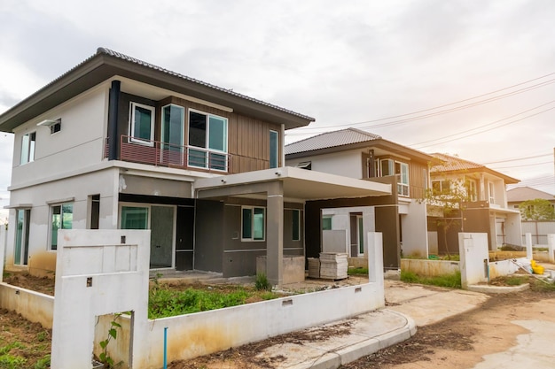 Construction d'une nouvelle maison résidentielle en cours sur le chantier