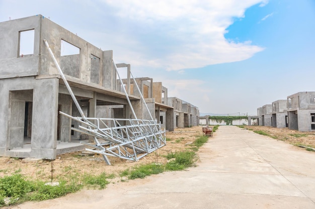 Construction d'une nouvelle maison résidentielle avec système de préfabrication en cours sur le chantier